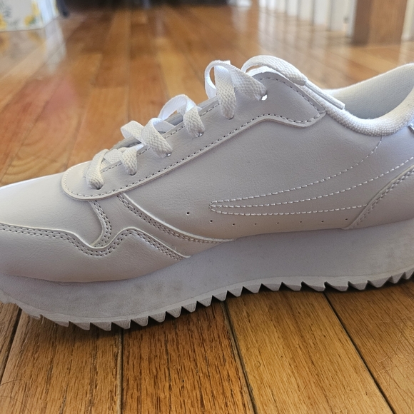 FILA Women Disruptor Sneakers White With Flower Embroidery Size 8. - Picture 10 of 10
